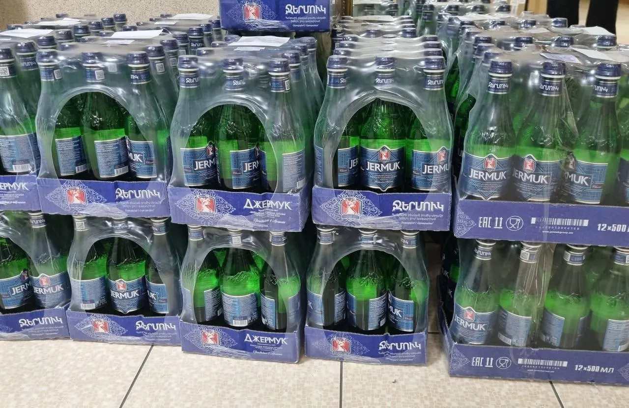 В России приостановлены продажи партий армянской воды «Джермук»: продукция признана несоответствующей требованиям, под запрет попали минеральная, питьевая и газированная вода в разных объёмах.