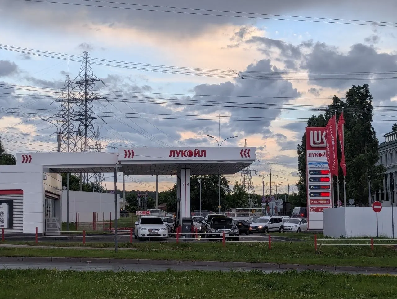 В Чебоксарах и районах республики сохраняется дефицит бензина и рост цен — очереди на АЗС становятся регулярными, а обещанные мониторинг и контроль пока не дали ощутимых результатов.