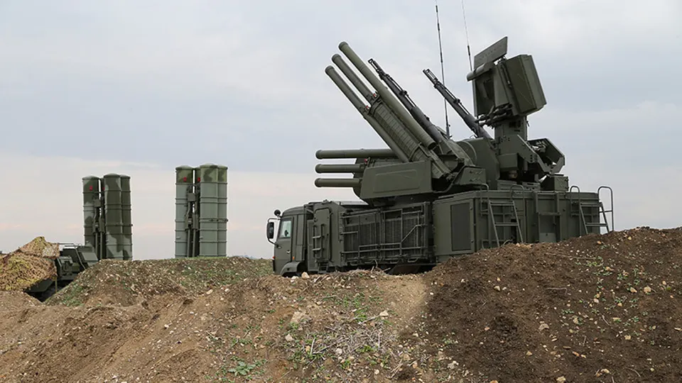 Военные используют комплекс «Волна Купол Гарант», который блокирует спутниковую связь Starlink в радиодиапазоне 14–14,5 ГГц; противодействие и запреты на импорт оборудования усиливаются, Россия развивает собственные спутниковые проекты.