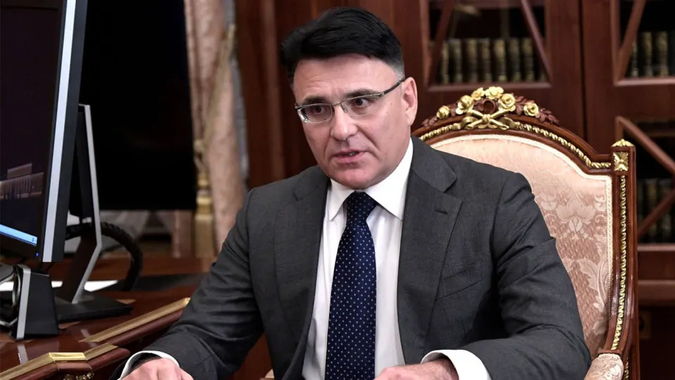 Руководитель крупного медиахолдинга призвал ограничить показ иностранных фильмов квотами и выбирать для проката только «лучшие» картины. Инициативы обсуждаются на уровне властей, а теневой прокат западных релизов приносит миллиарды рублей.