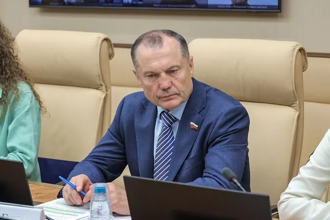 Член Комитета Совета Федерации по науке, образованию и культуре предложил закрепить в законе практическую занятость студентов на базовых предприятиях до 50% учебного времени. В инициативе не уточняются вопросы оплаты и защиты прав учащихся.