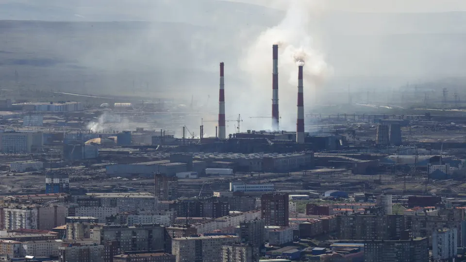 Минэкономразвития: объёмы промышленного производства в России в мае сократились на 0,7% в годовом выражении. Наибольший удар пришёлся на переработку нефти и металлургию; при этом оборонные отрасли продолжают рост, но большая часть экономики уже в рецессии.