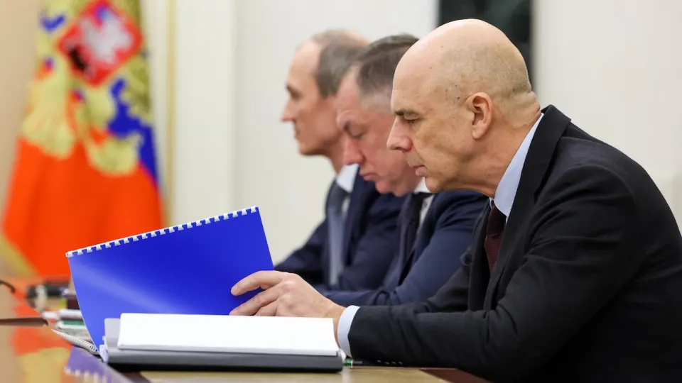 Рынок государственных облигаций пережил сильнейшую распродажу: индекс RGBI упал, а доходности длинных ОФЗ достигли годовых 15,5% на фоне увеличения расходов и осторожной политики ЦБ.