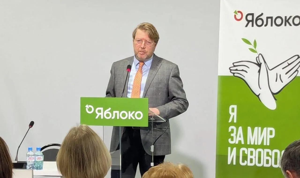 Верховный суд оставил в силе решение Выборгского районного суда Санкт‑Петербурга о штрафе для председателя партии «Яблоко» Николая Рыбакова. Партия намерена обжаловать постановление в Конституционном суде.