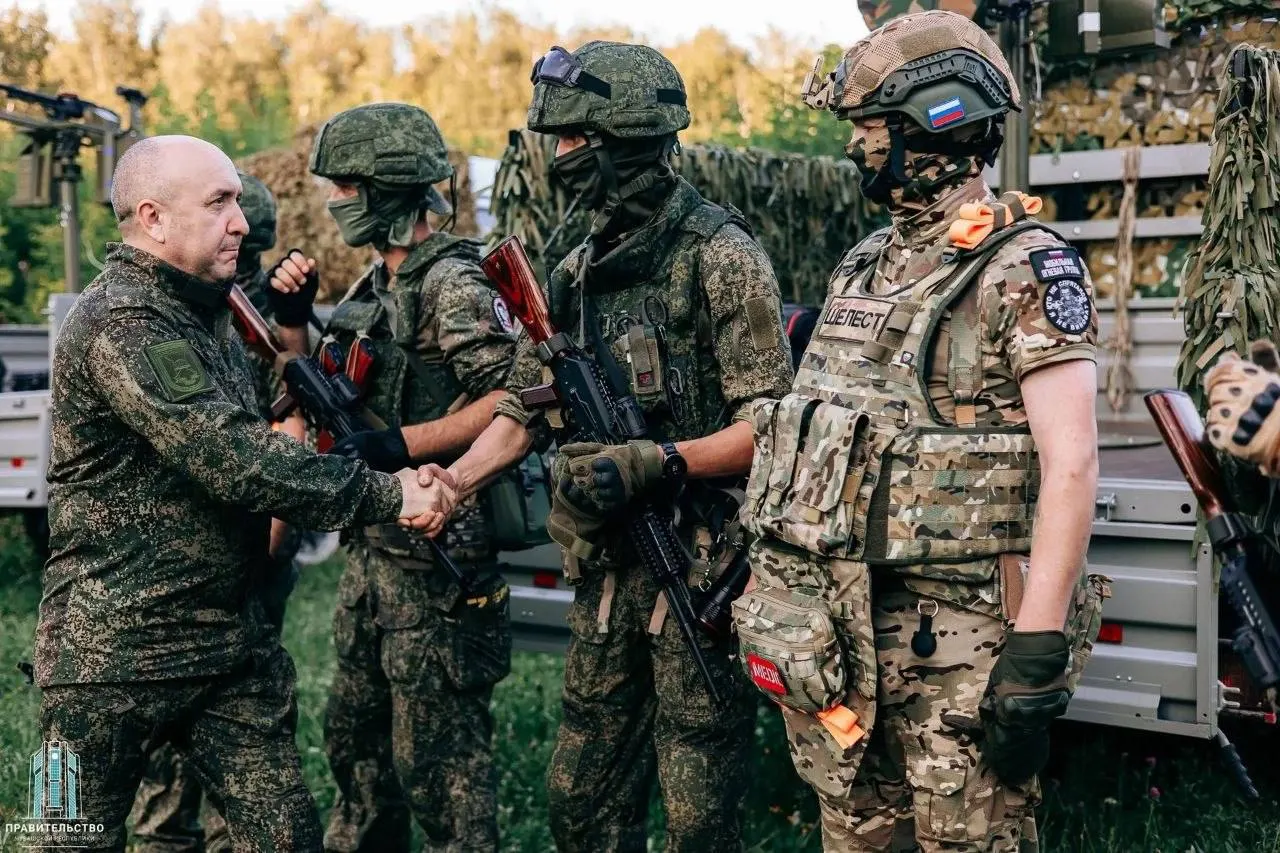 В Чувашии сформировали первый отряд БАРС для противодействия беспилотникам: бойцам выдали экипировку и показали дрон, объявлены выплаты и премии. Эксперты сомневаются в эффективности таких мобильных групп без более широких средств ПВО.