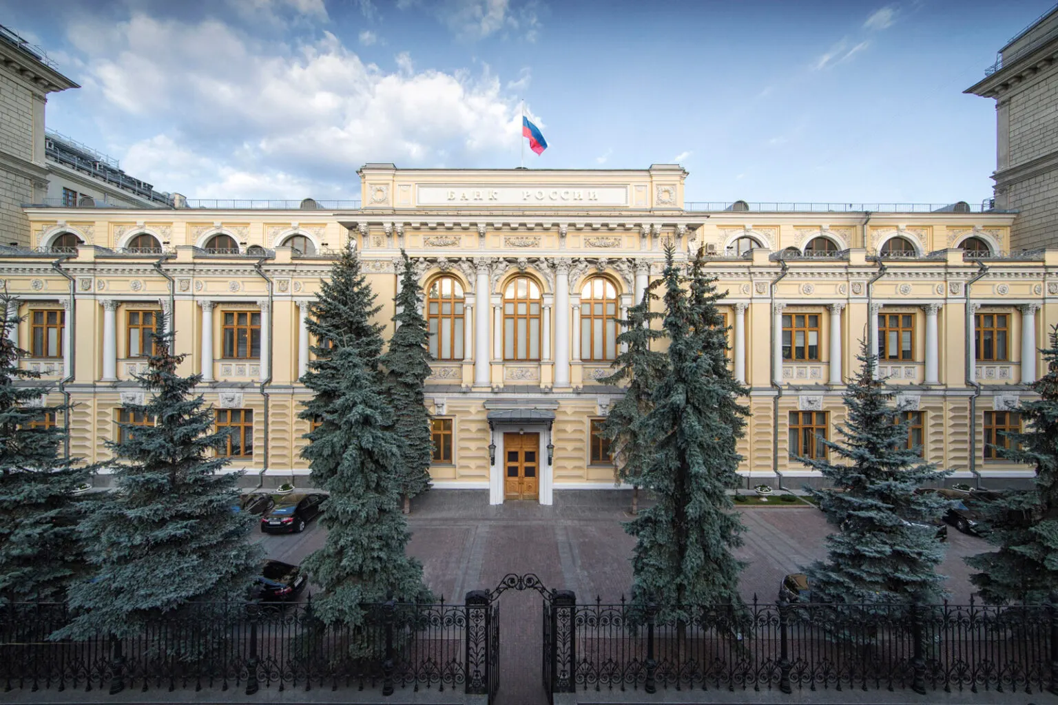 Банк России понизил прогноз роста экономики на 2026 год до 0–1% и повысил прогноз инфляции до 6–7%. Регулятор ссылается на ухудшение внешних условий, проблемы с предложением и рост цен на топливо; также пересмотрены оценки дефицита бюджета.