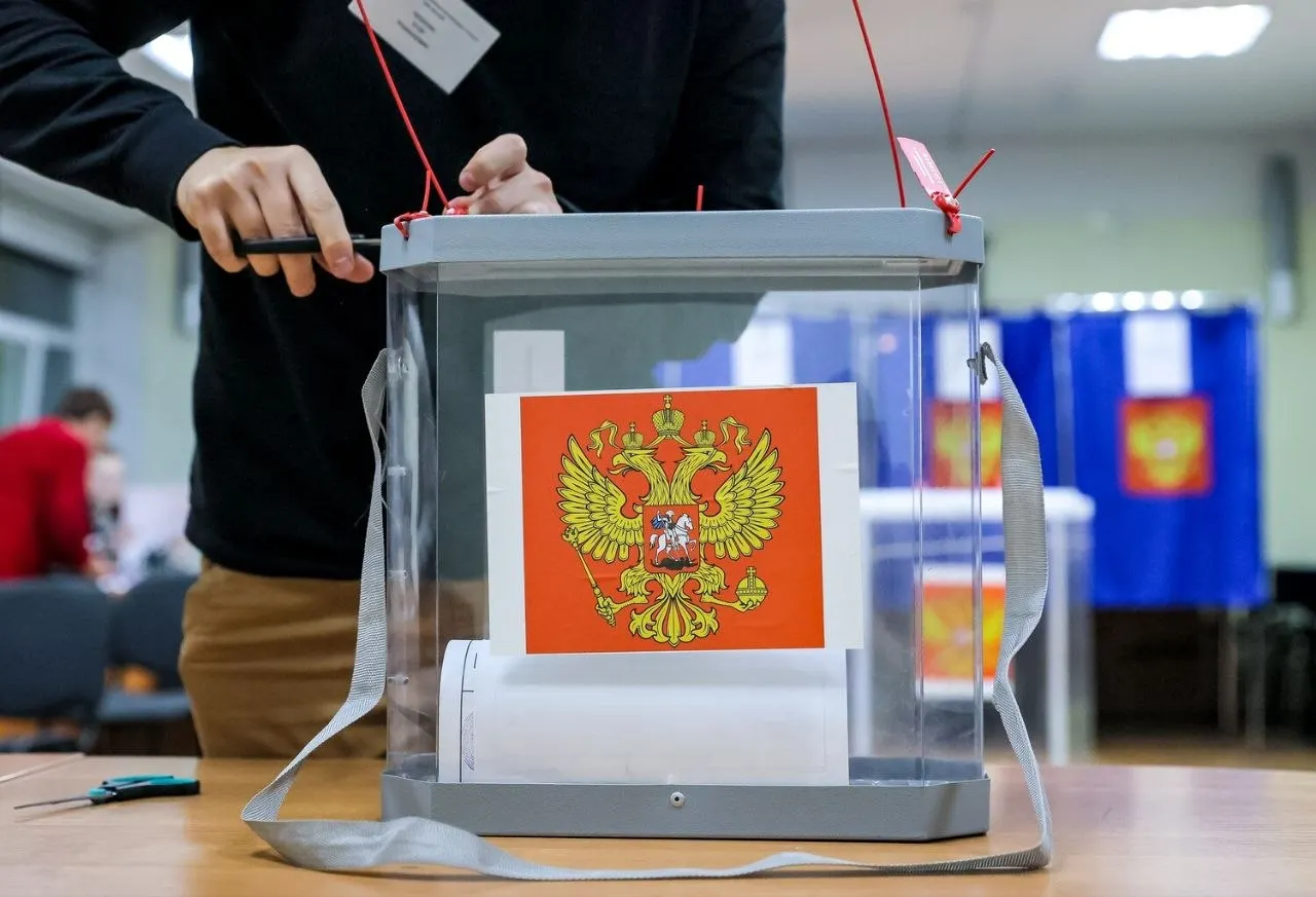 По данным экзитпола, Единая Россия лидирует с 53,5% голосов; за ней следуют КПРФ, ЛДПР и Новые люди; 37% опрошенных воздержались.