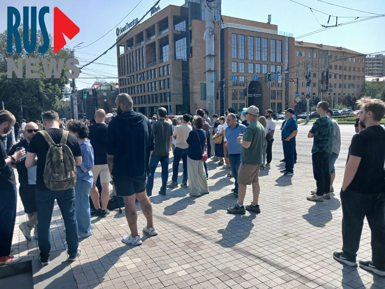 У посольства РФ в Ереване к полудню выстроилась крупная очередь из избирателей. Рядом проходит митинг, в котором участвуют туристы, активисты и правозащитники.