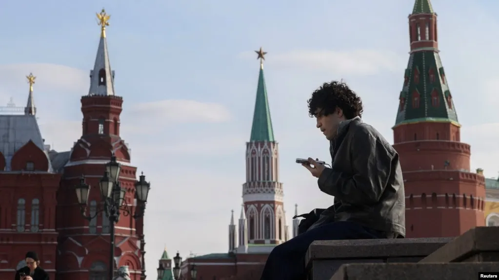 Законопроект предусматривает идентификацию несовершеннолетних в социальных сетях и сокращение времени их онлайн-пребывания до 14 лет с целью ограничения доступа к запрещённому контенту.