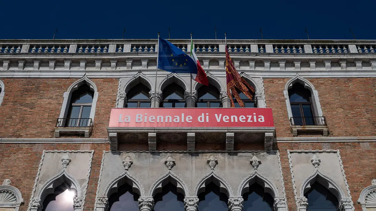 Еврокомиссия прекратила финансирование Венецианской биеннале современного искусства на сумму 2 млн евро в ответ на решение организаторов допустить официальный российский павильон. Решение вызвало политическую критику в ЕС и протестные акции вокруг участия России.