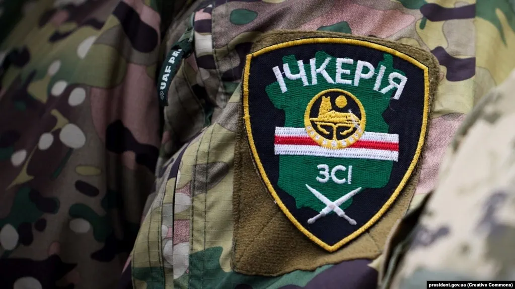 Росфинмониторинг включил «Чеченскую Республику Ичкерию» и её зарубежные структуры в список террористов и экстремистов после решения суда в Грозном. Российские спецслужбы заявляют об участии сторонников Ичкерии в боевых действиях на стороне ВСУ и диверсиях в приграничных регионах, а её лидеру Ахмеду Закаеву вменяют создание террористического сообщества.