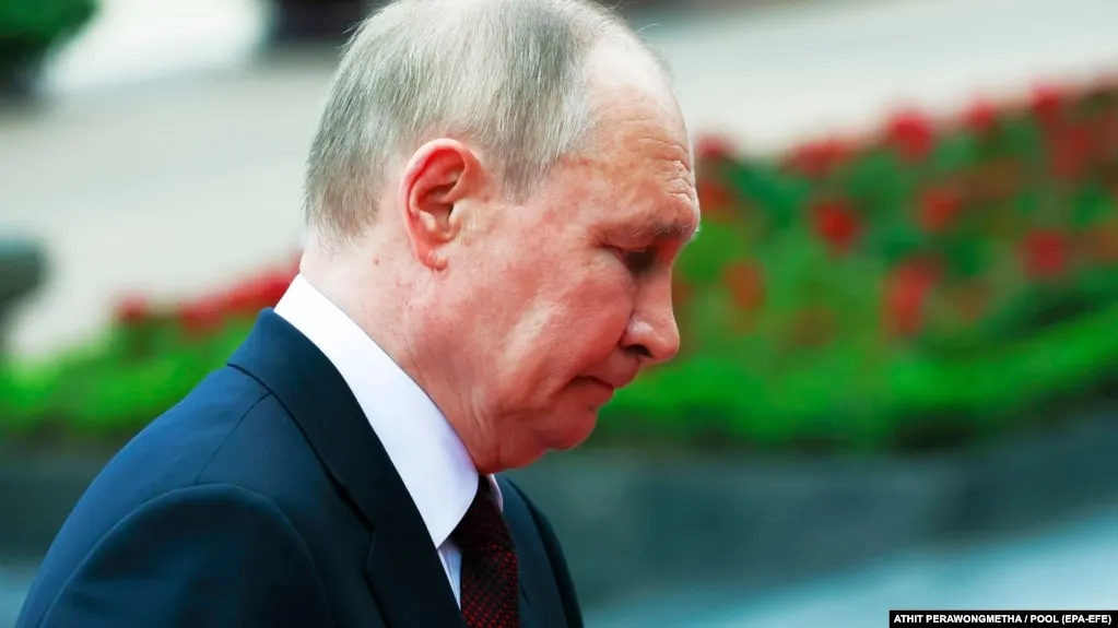 По данным свежего опроса ВЦИОМ, уровень одобрения деятельности Владимира Путина снижается седьмую неделю подряд и опустился до минимальных значений за последние четыре года.