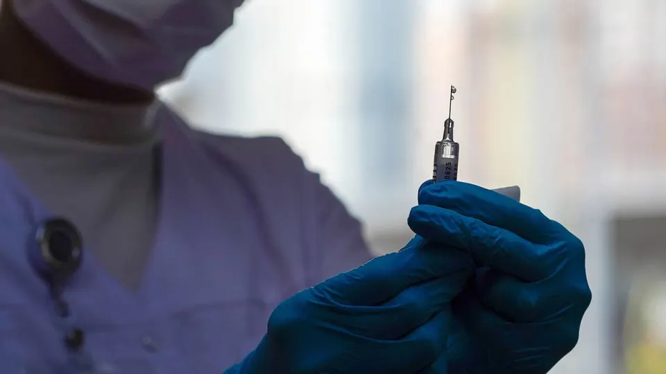 В России разрабатывают препарат, блокирующий ген RAGE, активация которого запускает процессы старения клеток. Проект реализуется в рамках национальной программы по новым технологиям сбережения здоровья и рассматривается как один из ключевых направлений продления активного долголетия.