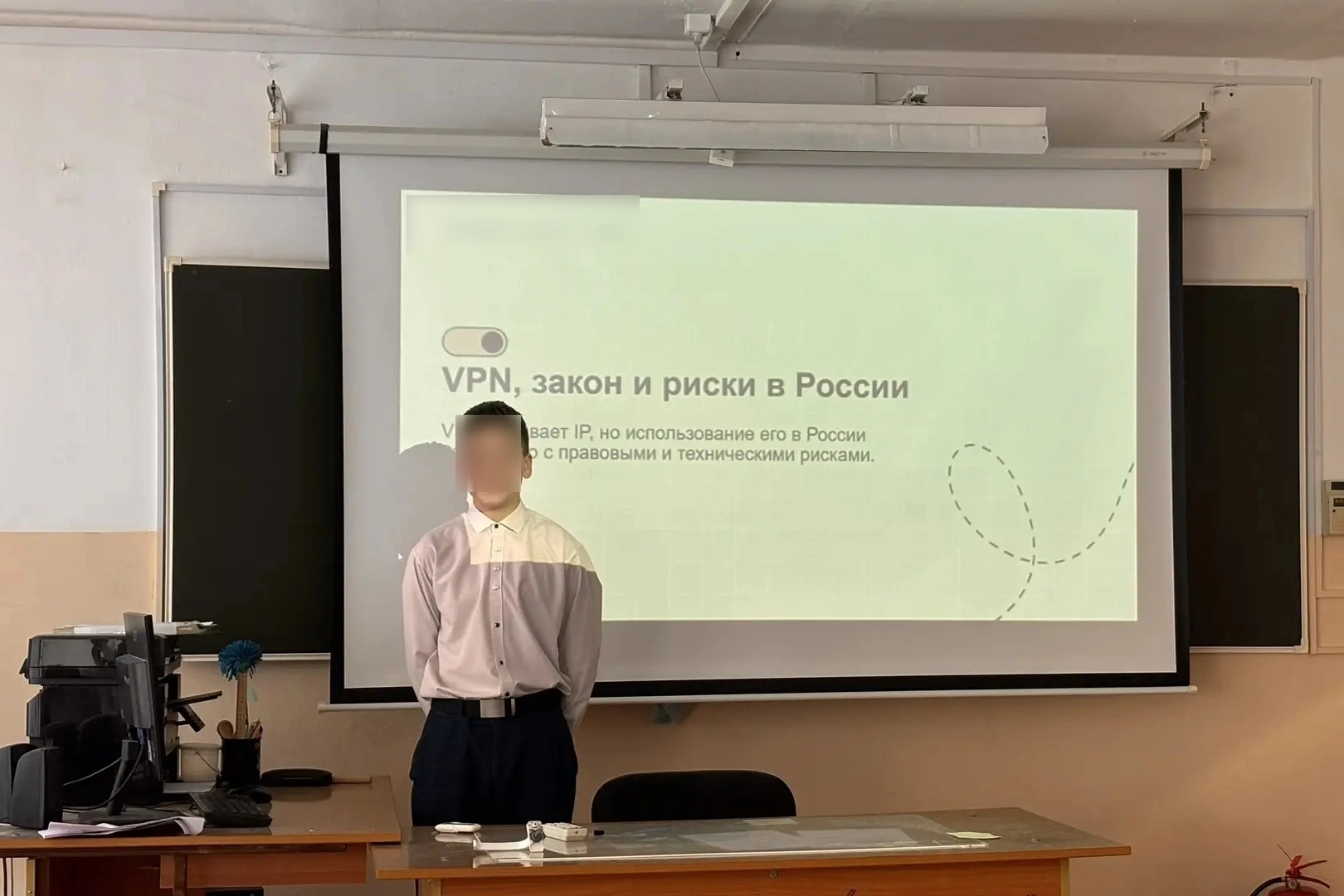 В разных регионах России школы начали организовывать занятия по цифровой безопасности, где учащимся рассказывают о рисках использования VPN, утечке персональных данных и юридических последствиях онлайн-активности.