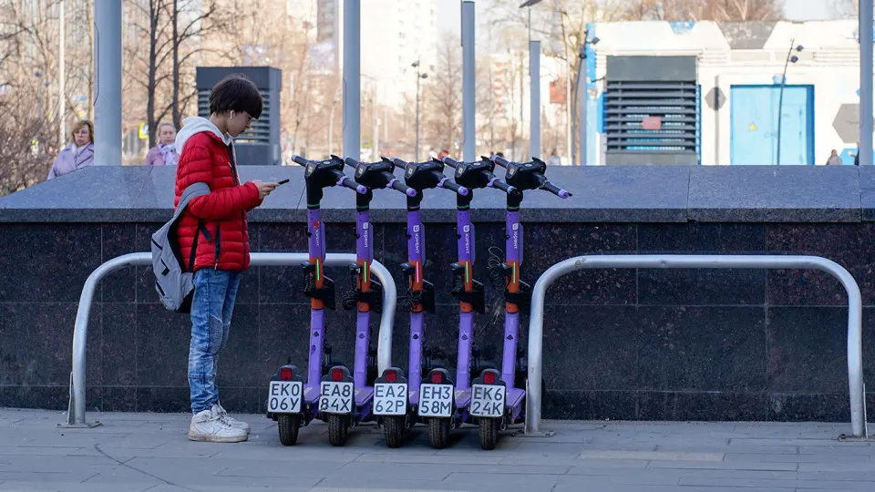 Московский автодорожный вуз предлагает сделать госмессенджер Max единственной точкой доступа к сервисам проката и контроля электросамокатов, одновременно расширив его использование для слежения за поездками и нарушениями ПДД.