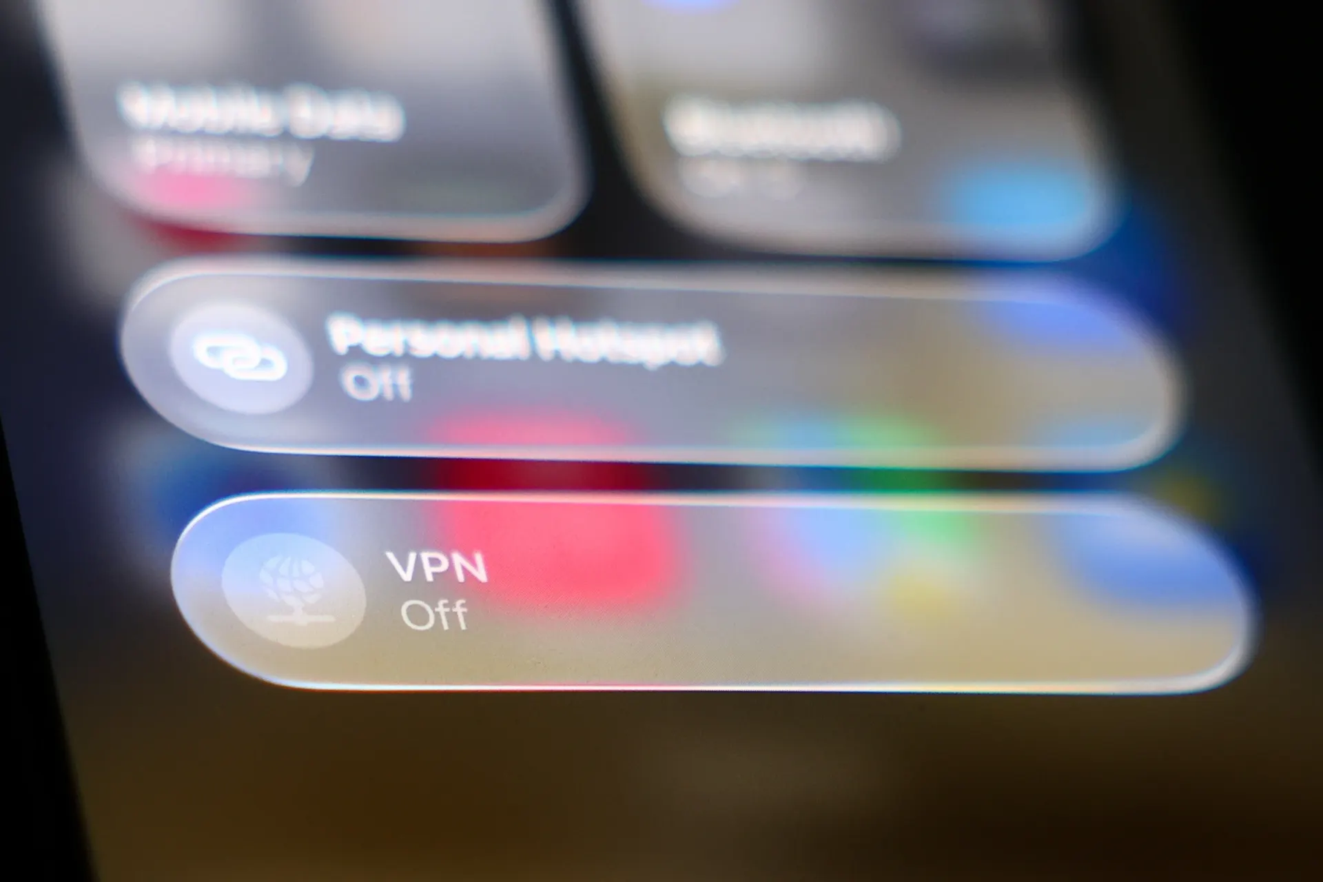 Некоторые сайты и приложения, ранее блокировавшие доступ при активном VPN, вновь открываются для части пользователей, тогда как у других доступ остаётся возможен только без VPN. Ситуацию комментируют сервисы и Минцифры.