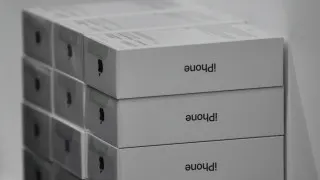 У российских продавцов накопились крупные запасы премиальных смартфонов Apple и Samsung, которые плохо продаются на фоне падения покупательной способности. Ритейлеры вынуждены снижать цены и предлагать значительные скидки, чтобы разгрузить склады и вернуть вложенные средства.