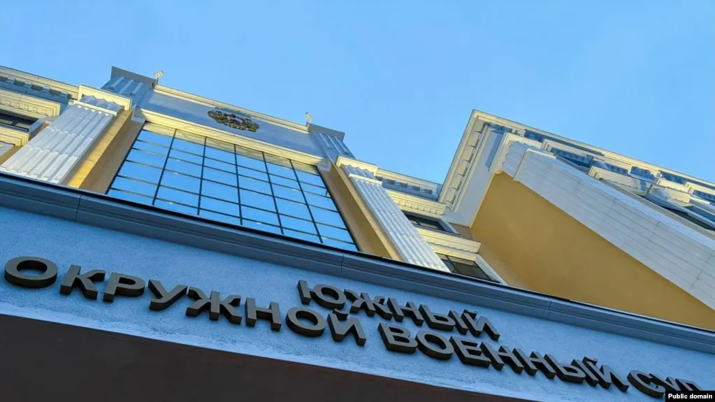 Южный окружной военный суд приговорил троих молодых людей к срокам от 8 до 10 лет лишения свободы по делу о подготовке поджога двух военкоматов в Ростове-на-Дону. Их осудили по тяжким статьям, связанным с терактами и диверсиями, на фоне ужесточения законодательства о поджогах гособъектов после начала войны в Украине.