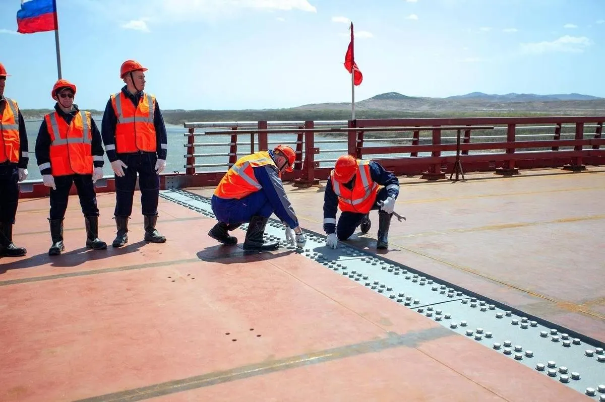 К июню 2026 года на границе России и КНДР планируется запустить новый мостовой переход через реку Туманная, который обеспечит первое прямое автомобильное сообщение между странами и увеличит транспортную пропускную способность в регионе.