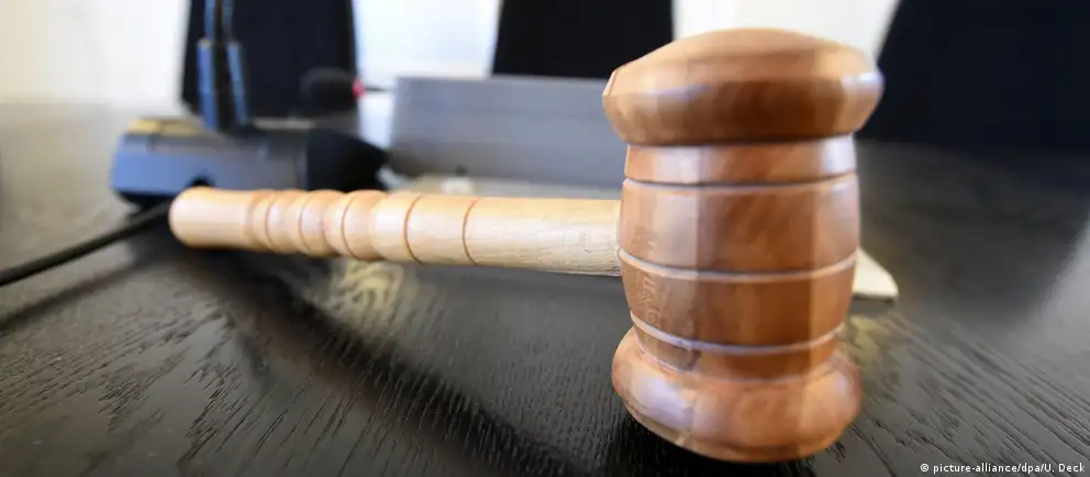 Суд признал 24‑летнего Романа Мальцева виновным в демонстрации запрещённой символики и назначил год исправительных работ; в основе дела — рапорт областного Центра «Э». Ранее Верховный суд признал «международное движение сатанизма» экстремистским.