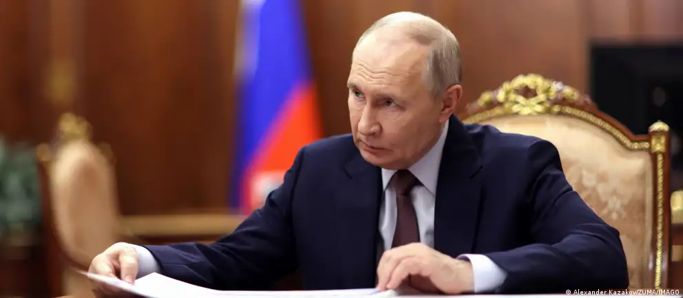 Президент России утвердил поправки в антикоррупционное законодательство: государство перестанет контролировать сделки, совершенные чиновниками и членами их семей до поступления на госдолжность и до регистрации брака, а декларировать нужно будет совокупный семейный доход.