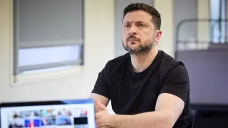 Президент Украины Владимир Зеленский считает, что ограничение доступа россиян к соцсетям и мессенджерам связано с подготовкой к масштабной мобилизации и возможному новому наступлению на Украину, а также с проверкой реакции НАТО через потенциальные провокации в странах Балтии.