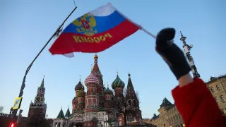 Объем неплатежей между российскими компаниями вырос до 8,2 трлн рублей, что соответствует 3,8% ВВП. Больше всего долгов накопили обрабатывающая промышленность и торговля, а основной рост пришелся на нефтепереработку и производителей алюминия.