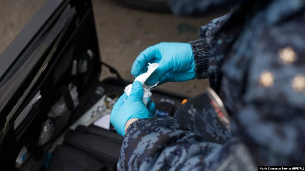 Кабинет министров согласен на замену реальных сроков по ряду «наркотических» статей принудительным лечением и несвязанными с лишением свободы мерами, но выступает против снижения максимальных сроков за хранение наркотиков в крупном и особо крупном размерах.