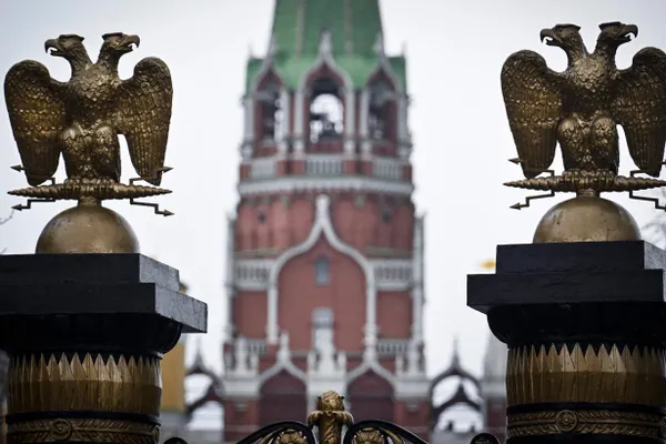 В ряде кинорелизов на российских стриминговых площадках появились предупреждения о том, что из фильмов были удалены или скрыты фрагменты в соответствии с российским законодательством. Платформы утверждают, что маркировку делают правообладатели; эксперты опасаются, что уведомления могут спровоцировать рост поиска полных версий на пиратских ресурсах.