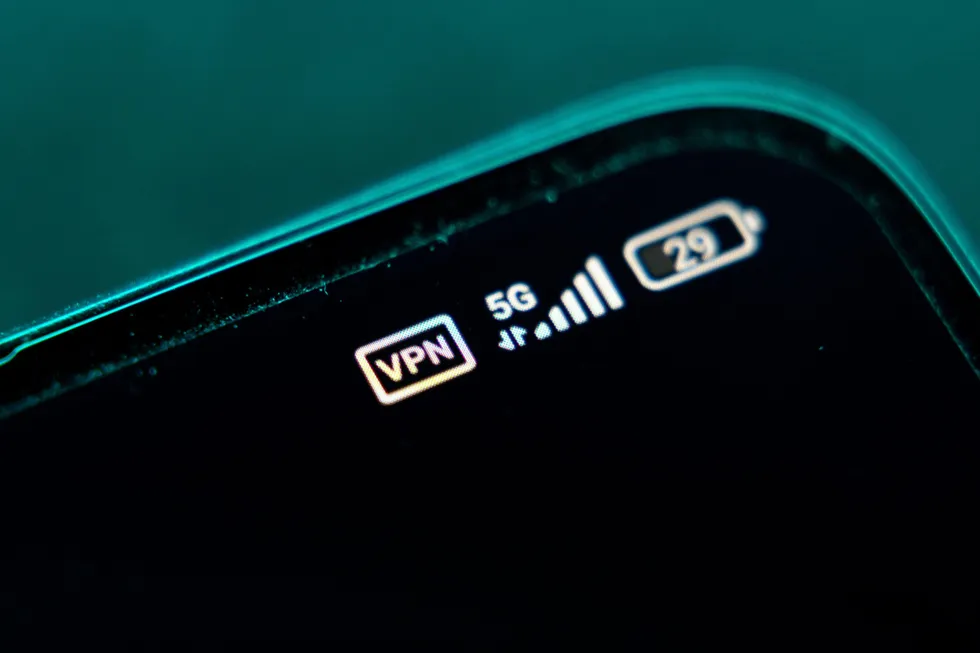 Ассоциация разработчиков программных продуктов «Отечественный софт» направила в правительство письмо с критикой нынешней политики блокировок и ограничений VPN. Организация утверждает, что текущие меры приводят к сбоям в работе интернета в России, подрывают импортозамещение и вызывают недовольство ИТ‑сообщества, и предлагает создать совместный с отраслью орган для выработки новой политики.