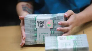 За одну неделю россияне сняли со счетов около 240 млрд рублей, увеличив объём наличных в обращении до почти 20 трлн рублей на фоне сбоев мобильного интернета и планов властей ужесточить контроль за переводами на карты.