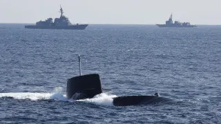 Правительство Японии кардинально пересмотрело послевоенную доктрину и разрешило экспорт летального оружия, открыв путь к поставкам ракет, кораблей, подлодок и самолетов за рубеж при жестком государственном контроле и редких исключениях для зон боевых действий.