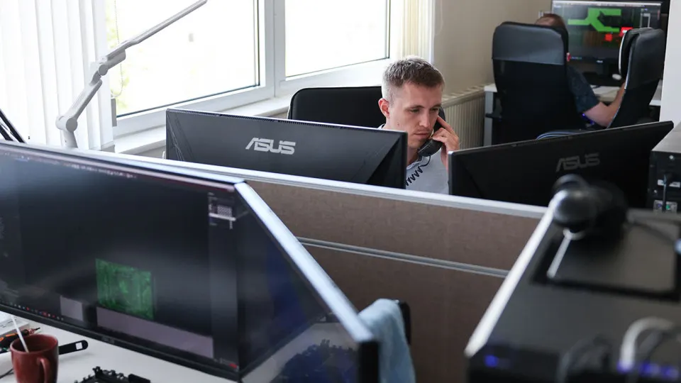 Исследование показало, что компании в России сохранят смешанную ИТ‑инфраструктуру из российского, западного и азиатского софта до 2030–2031 годов, тогда как власти обсуждают ужесточение требований по переходу на отечественные решения.