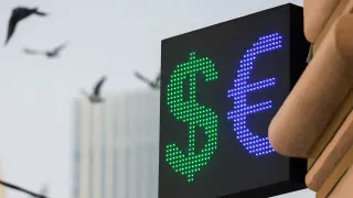 Центробанк установил минимальный с февраля 2023 года курс доллара — 74,59 рубля. Укреплению рубля способствуют высокие цены на нефть, рост общей экспортной выручки и временная пауза Минфина в валютных интервенциях.