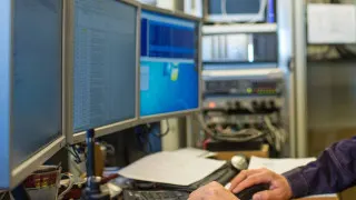 Минцифры предложило ввести административную ответственность для госорганов и госкомпаний за несвоевременный отказ от иностранного ПО и оборудования на критически важных объектах. Штрафы для должностных лиц могут достигнуть 200 тыс. рублей, для юрлиц — 700 тыс. рублей.