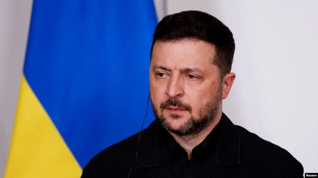 Президент Украины считает, что предложение о перемирии в дни празднования Дня победы может преследовать цель обеспечить безопасность парада в России на несколько часов, после чего боевые действия возобновятся.