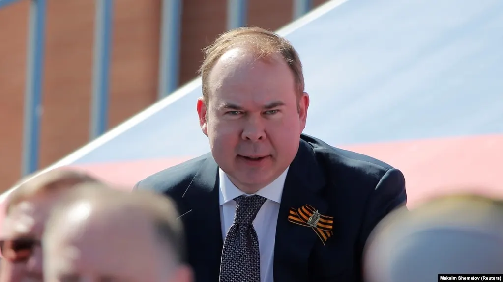 Мать главы президентской администрации Антона Вайно и мать первого вице-премьера Дениса Мантурова получили многомиллиардные доходы, выступив кредиторами оборонной группы «Сфера» и получив проценты и права требования по долгам.