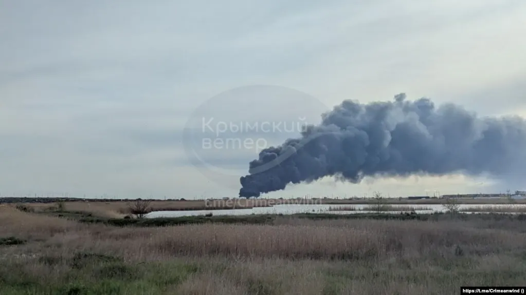 В ночь на четверг серия атак беспилотников пришлась по промышленным и энергетическим объектам в Самарской и Нижегородской областях, Крыму и на юге России. В Новокуйбышевске один человек погиб, в Самаре и под Кстовом есть пострадавшие и серьёзные пожары на нефтяных объектах.