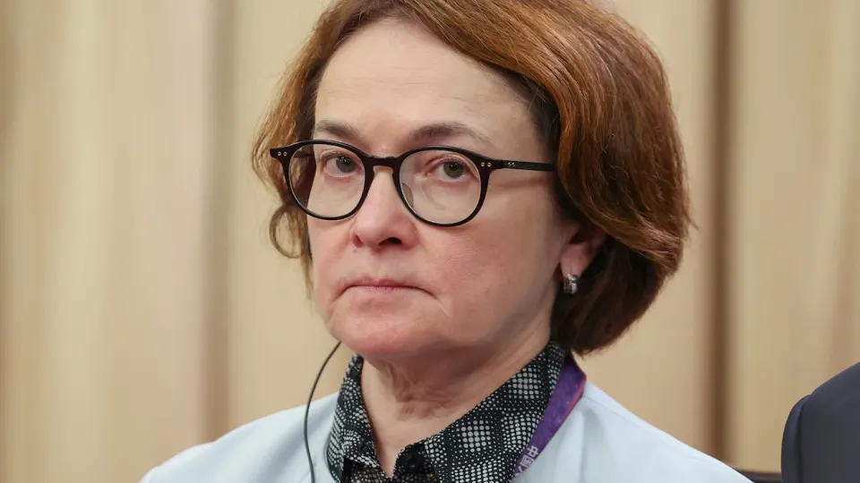 Центробанк сообщил о замедлении экономики России в первом квартале 2026 года, связав спад с налоговыми изменениями, сокращением рабочих дней и неблагоприятной погодой, при этом рост нефтяных доходов не способен заметно изменить ситуацию.