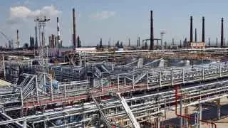 Серия атак беспилотников привела к остановке переработки на Новокуйбышевском, Туапсинском, Нижегородском, Саратовском и Киришском нефтеперерабатывающих заводах, что затронуло поставки топлива и экспортные операции.