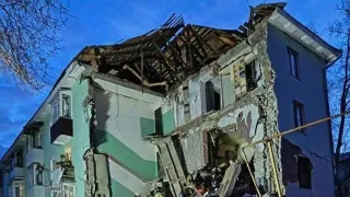 В Сызрани один из беспилотников при массированной атаке попал в многоквартирный дом, частично обрушился подъезд, из-под завалов спасены люди, еще один дрон повредил десятиэтажку. В ряде регионов на юге и в центре России сообщили о массовой атаке БПЛА и временных ограничениях в работе аэропортов.