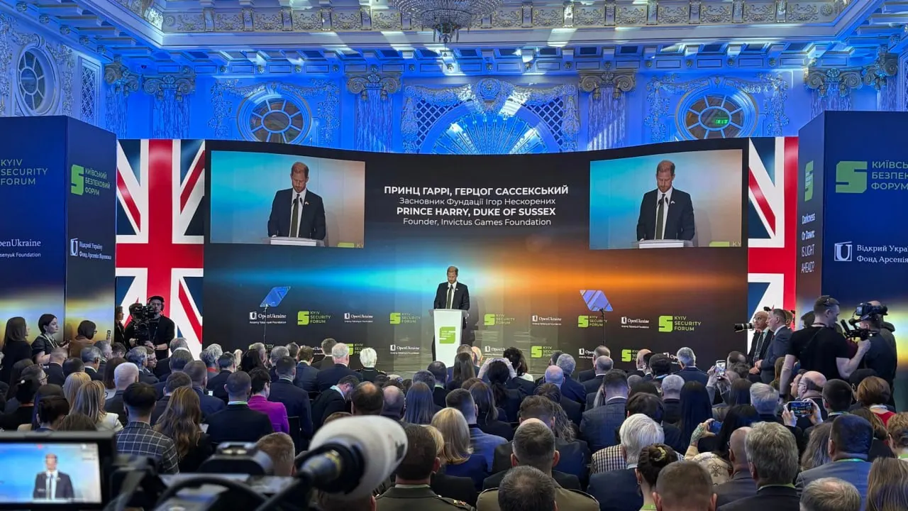 Во время выступления в Киеве принц Гарри заявил, что прибыл в Украину как частное лицо, призвал Владимира Путина прекратить войну и напомнил США об обещаниях по гарантиям безопасности Украины после отказа от ядерного оружия.