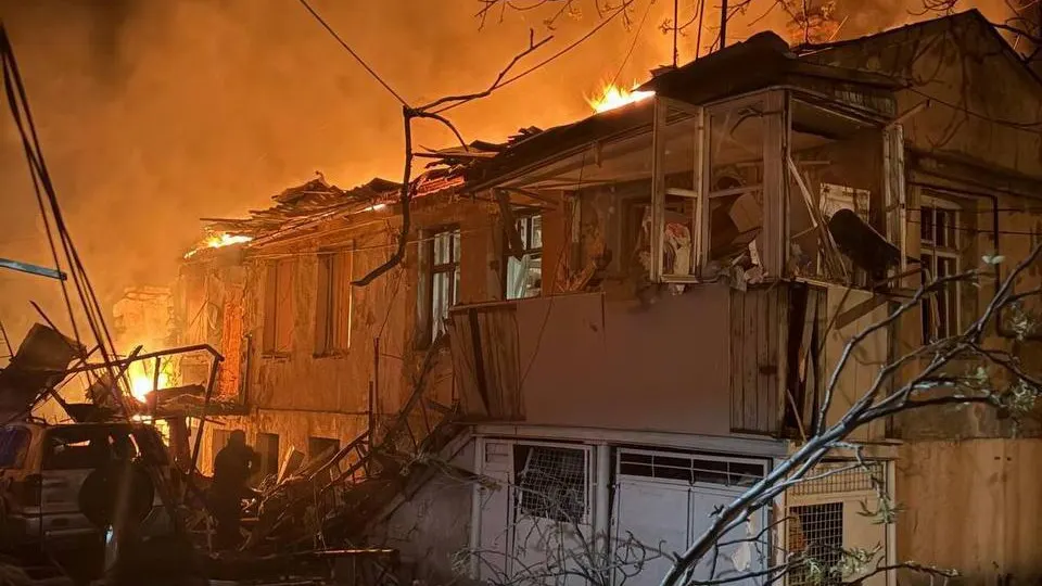 В результате ночной атаки российских беспилотников по жилым домам в Одессе погибли два человека и не менее 15 получили ранения; спасатели продолжают разбор завалов. Удары по мирным кварталам также ранее наносились по Днепру, Сумам и другим городам Украины.