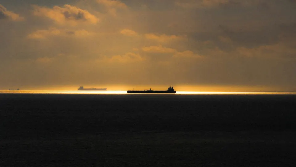 После досмотров шведской береговой охраной российско-связанные танкеры начали избегать шведских вод и выбирать более длинные маршруты, что повышает расходы и риски перевозчиков. Угроза преследования со стороны Великобритании также вынудила суда менять привычные пути из Балтики в Средиземное море.