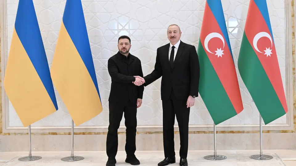 Президенты Украины и Азербайджана на переговорах в Габале подтвердили взаимную поддержку суверенитета и территориальной целостности, обсудили перспективы военно-технического и экономического сотрудничества, а также возможность проведения трёхсторонних мирных переговоров с участием США и России.