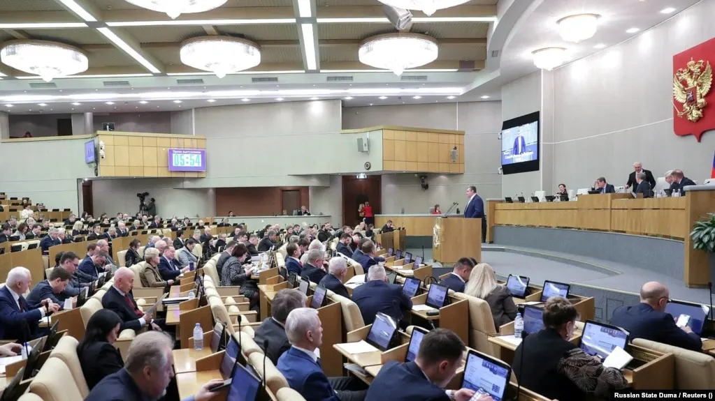 26 мая Госдума во втором чтении обсудит поправки, позволяющие привлекать к административной ответственности граждан, находящихся за рубежом, и арестовывать их имущество по ряду политических и безопасностьных статей.