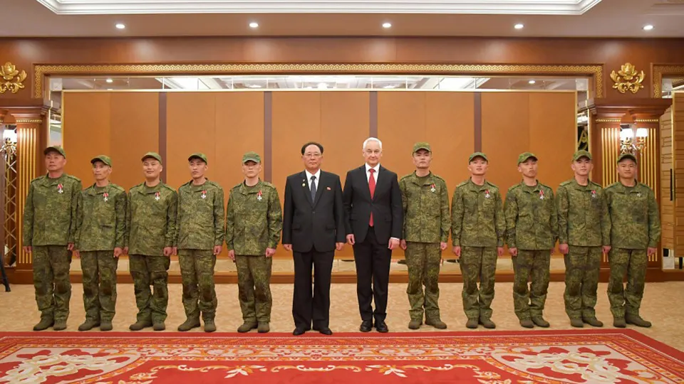 Фотографии церемонии с награждением северокорейских военных появились в мемориальном музее в Пхеньяне; по данным анализа трансляции и подписей экспонатов, торжество прошло 3 декабря 2025 года и публично в России не афишировалось.