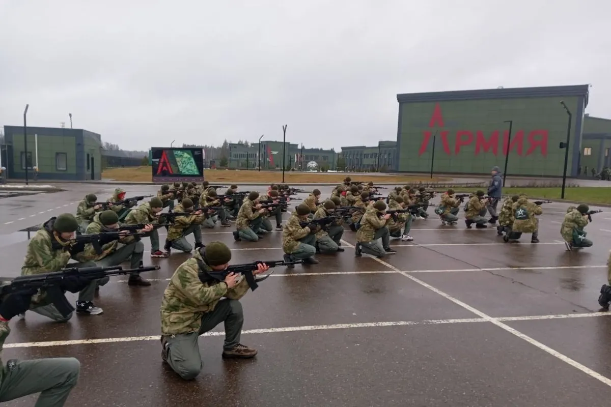 За последние пять лет на создание и работу центров с обязательными военными сборами для школьников направлено как минимум 50 млрд рублей. В программах — строевая подготовка, стрельбы, обращение с оружием и обучение управлению дронами; участники сообщают о давлении и попытках склонить к службе.
