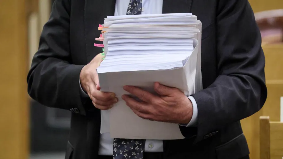 По оценкам аналитиков, в 2025 году объём «закрытой» части бюджета достиг примерно 12,3 трлн руб. — почти треть всех расходов. Рост связан прежде всего с увеличением финансирования обороны и переносом ряда социальных трат в секретную часть.