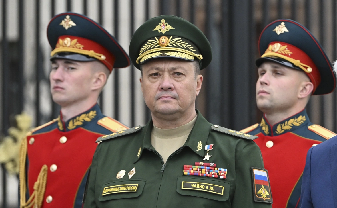 По сведениям источников генерал‑полковник Александр Чайко сменил Виктора Афзалова на посту главнокомандующего Воздушно‑космическими силами; официального подтверждения пока нет. Ранее Чайко возглавлял группировку в Сирии и в начале вторжения руководил наступательной группировкой на Киев; в марте он попал под санкции ЕС.